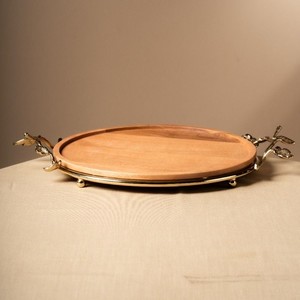 Exquisita Bandeja Redonda de Madera para Servir con Acabado de Grano Cálido y Elegantes Asas Doradas con Detalles de Hojas para Servir Comida - Product Image 1
