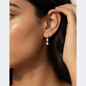 Boucles d'oreilles pendantes linéaires Huggie pavé à griffes, serties de diamants ronds, en forme de poire et ovales, poids total 1,40 carat - Product Image 6