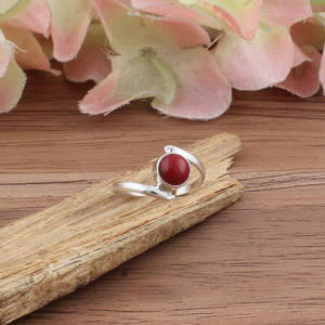 Anillo de Plata de Ley con Coral Rojo Natural, Anillo Clásico y Delicado para Boda o Piedra de Nacimiento, Joyería Minimalista con Gema Tallada - Product Image 5