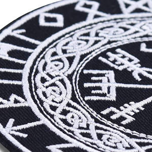 Parches de Fieltro al por Mayor de la Mejor Calidad OEM con Logotipo Deportivo en Forma de Corazón y Flores Bordadas para Bolsos de PVC, Ropa y Sombreros - Product Image 3