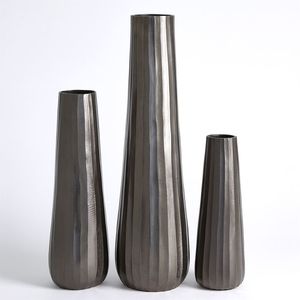 Ensemble de vases à fleurs modernes en aluminium avec finition antique et base ronde, faits à la main et écologiques, pour une décoration et une ambiance de luxe. - Product Image 2