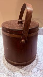 Cubo de hielo vintage de madera con tapa y asa metálica, perfecto para decoración de bares en casa, fiestas y exhibición en mesas rústicas, procedente de la India. - Product Image 4