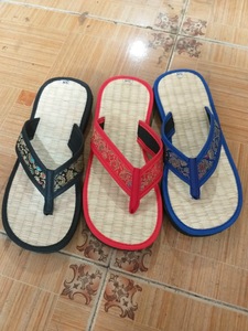 Chaussures de mode écologiques tissées à la main en jacinthe d'eau à prix compétitif pantoufle en matériau naturel pour l'exportation de la plage - Product Image 3