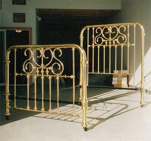 Cadre de lit en laiton robuste, conçu pour une stabilité, un confort et une utilisation à long terme dans des espaces de chambre à coucher haut de gamme - Product Image 1