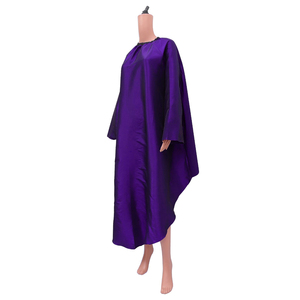 Cape de coiffure professionnelle rouge imperméable en polyester, logo personnalisé, taille ajustable, pour salon de coiffure. - Product Image 3