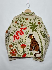 Collection exclusive : Veste en velours Suzani brodée à la main, motif Tigre Serpent Beige, style Bohème Floral, pour femme - Product Image 4