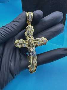 Colgante de Cruz Chapado en Oro de 18K con Moissanita de Corte Brillante Redondo y Engaste de Garras, Joyería Religiosa Cristiana Unisex - Product Image 4