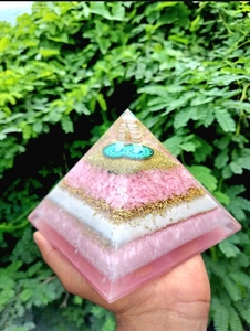 Pyramide d'orgone en quartz rose avec bobine de cuivre pour la décoration intérieure et l'énergie Reiki - Product Image 6