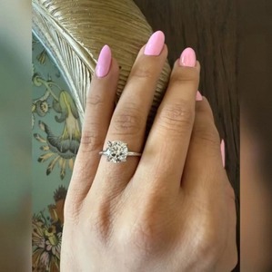 Bague de luxe en diamant de laboratoire taille ronde pour femme, or 9K 14K 18K, cadeau de fiançailles et de mariage, avec certification IGI SGL, 2 carats - Product Image 1