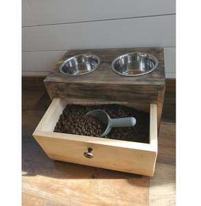 Bol en acier inoxydable incliné recommandé par vétérinaire dans un support d'alimentation en bois - Product Image 1