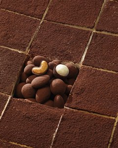 Fabricant en gros direct de dragées chocolatées OEM/ODM, collations HALAL, tiramisu, amandes enrobées de chocolat, noix de cajou, noix de macadamia, 150 g - Product Image 2