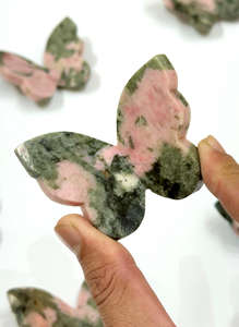 Sculpture de papillon 3D en épidote de thulite naturelle, sculptée à la main, pierre précieuse en cristal, décoration d'intérieur Feng Shui, vente en gros - Product Image 2