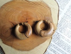 Boucles d'oreilles créoles en bois faites à la main, style tribal, épaisses, avec fermoir à broche en bois naturel, bijoux ethniques bohèmes pour l'oreille - Product Image 4