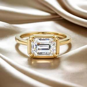 Anillo de compromiso de lujo unisex de plata de ley 925 con diseño de moissanita de corte esmeralda y engaste de garra en oro rosa para mujer - Product Image 1