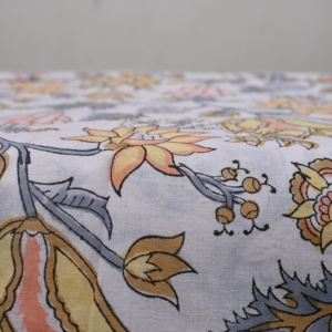 Tissu en coton blanc de qualité supérieure imprimé à la main, motif floral jaune pêche et vigne, pour la confection de vêtements, la confection de robes et l'ameublement. - Product Image 4