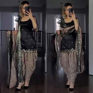 Ensemble de 3 pièces : Haut noir et salwar dhoti en faux georgette, richement brodé de sequins, avec dupatta - Product Image 2