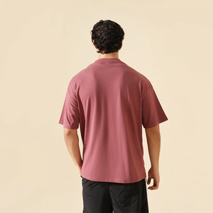 Venta al por mayor de fábrica: Camiseta casual oversize de manga corta con cuello redondo y color liso para hombre 2026, 100% algodón, tejido liso teñido, con logo frontal. - Product Image 2