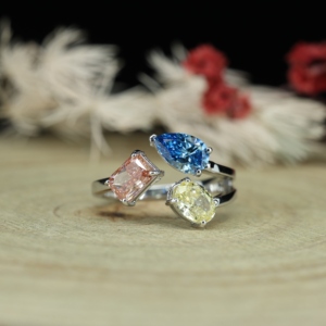 Anillo de Plata de Ley 925 con Diseño Único Romántico de Moissanita con Engaste de Garras en Forma de Corazones - Product Image 4