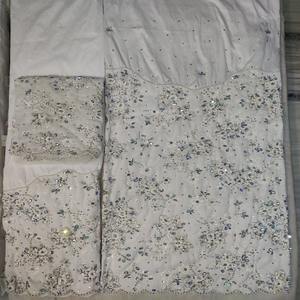 Robe de mariée nigériane classique et élégante en George blanc, motif floral brodé de haute qualité, 100 % polyester, style ethnique et culturel - Product Image 1