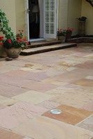 Batu Pasir Grocon Modak Modern untuk Eksterior, Paving Luar Ruangan, Permukaan Berukir, Potongan Sesuai Ukuran, Asal Rajasthan, Garansi 2 Tahun