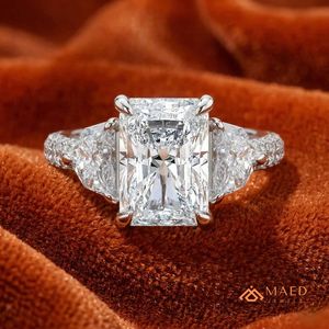 Bague de fiançailles, de mariage et d'anniversaire pour femme, plaquée argent, avec pierre latérale taille Radiant, bijou à porter au quotidien - Product Image 3