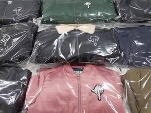 Chaqueta cortavientos impermeable premium para hombre con cierre frontal, construcción ligera de poliéster y estilo cómodo para el día a día - Product Image 5