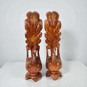 รูปปั้นนกยูงคู่ทำจากไม้ ดีไซน์แบบดั้งเดิม เคลือบสีน้ำตาลทอง ทำด้วยมือ เหมาะสำหรับตกแต่งห้องนั่งเล่นและหิ้งบูชา ของตกแต่งบ้านและของขวัญ - Product Image 3