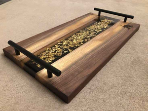 Bandeja de Servir de Madera de Nogal Macizo Hecha a Mano de Lujo con Resina Epoxi Ámbar y Asas de Metal Negro, Tabla de Charcutería para Hoteles y Restaurantes - Product Image 2
