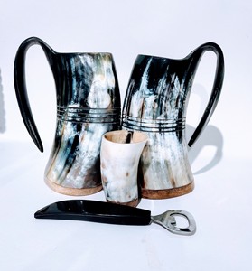 Mug en corne de buffle naturelle, récipient rustique pour boissons avec verre à shot et ouvre-bouteille, ensemble de mugs à bière en corne polie et durable. - Product Image 1
