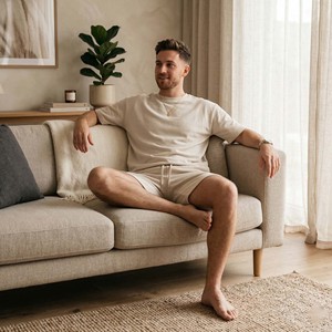 ชุดวอร์มผู้ชายคุณภาพสูง ระบายอากาศได้ดี สีนมโอ๊ตโทนกลางๆ สไตล์สตรีทแวร์ลำลอง เสื้อยืดแขนสั้น กางเกงขาสั้น 100% - Product Image 6