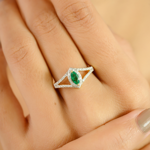 Anillo de Platino con Esmeralda de Corte Radiante y Diamantes - Product Image 1