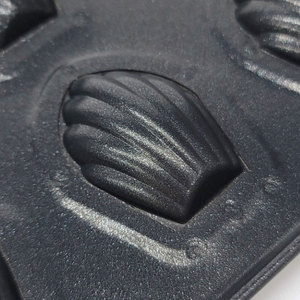 Molde para hornear profesional de 12 cavidades para mini madeleines, con revestimiento de PTFE, de acero al carbono, en forma de concha, apto para horno, reutilizable y seguro para alimentos. - Product Image 4