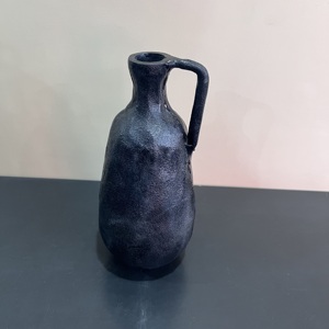 แจกันอะลูมิเนียมตกแต่งสไตล์โมเดิร์นสีดำ ผลิตโดย Artisan Design รุ่น FV596 จากอุตรพัฒนา สำหรับตกแต่งบ้าน - Product Image 1