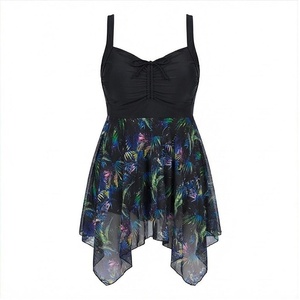 Maillot de bain une pièce noir pour femme avec imprimé tropical, jupe asymétrique en mousseline et corsage froncé - Product Image 1