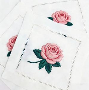Serviette de cocktail personnalisée en lin brodé main, motif rose rose, 6x6 pouces, durable, réutilisable, avec ourlet festonné, pour événements domestiques et boissons - Product Image 4