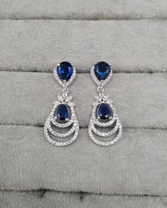 Boucles d'oreilles pendantes délicates en forme de poire serties de diamants américains pour femmes, plaquées argent, en forme de goutte d'eau, fabriquées par un fabricant. - Product Image 5