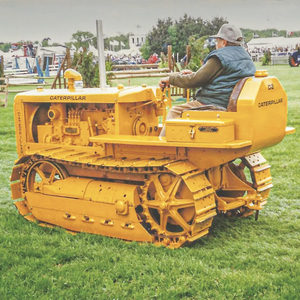 Tracteur chenillé diesel D2 robuste et fiable pour les opérations agricoles et de terrain continues - Product Image 6