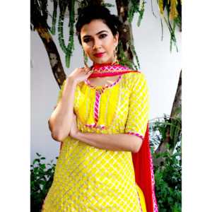 Conjunto de Traje Clásico para Mujer en Rayón Amarillo y Rosa con Satén Gota, Disponible en Talla XS - Product Image 4