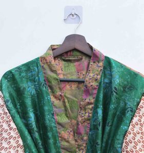 ชุดคลุมอินเดียลายดอกไม้ ผ้าไหมซารี คิโมโน ซารีวินเทจ ชุดคลุมชายหาดเนื้อนุ่ม ชุดราตรีงานปาร์ตี้ คิโมโนผ้าไหมอินเดียทำมือ ราคาขายส่ง - Product Image 3