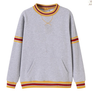 เสื้อสเวตเชิ้ตคอกลมสีเทา แต่งแถบสีเหลืองอัลฟ่าและสีแดง ดีไซน์กระเป๋าแบบถัก สวมใส่สบายๆ ได้ทั้งชายและหญิง เหมาะสำหรับใส่ในฤดูใบไม้ร่วง - Product Image 1