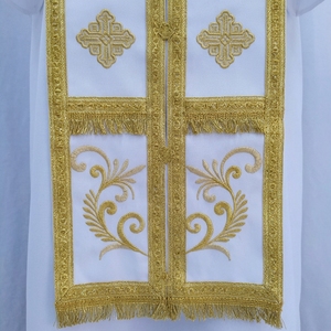 Casulla Blanca para Clérigos con Diseño de Enredaderas Bordadas en Oro, Vestimenta Litúrgica Premium para Culto Religioso, Misa y Uso en las Cuatro Estaciones - Product Image 2