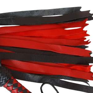 Flogger en cuir de mouton véritable avec poignée élégante et boucle en acier, largeur 3,5 cm, franges coupées uniformément - Product Image 5