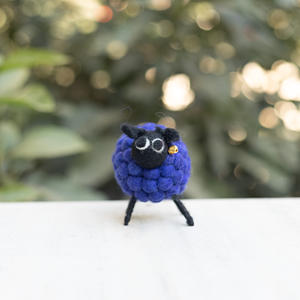 Adorno de oveja de fieltro hecho a mano de 12 cm, figura de animal de granja de lana, decoración para guirnaldas, oveja de fieltro, fieltro y hilo para niños, venta al por mayor a granel - Product Image 6