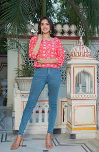 Haut rose en coton à imprimé floral pour femme, coupe classique, avec manches bouffantes à trois couches et col carré, style décontracté mondial - Product Image 3