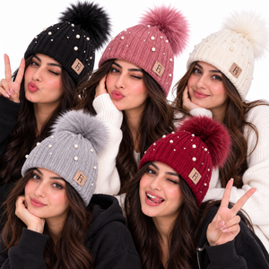 Bonnet d'hiver en tricot côtelé pour femme avec pompon en fausse fourrure et perles, logo métallique personnalisé, casquette tendance, vente en gros, fournisseur de mode B2B - Product Image 2
