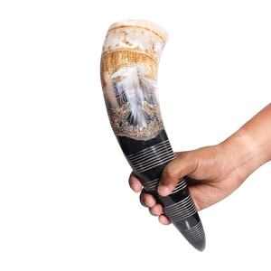 Coupe à boire viking sculptée à la main, style vintage |   Chope à bière en véritable corne de bœuf avec poignée antidérapante côtelée et gravures sur le thème de la mythologie nordique - Product Image 3
