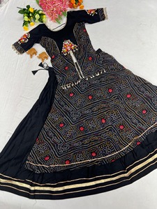 Ensemble Lehenga Indien et Pakistanais avec Blouse Brodée à Lacets au Dos, Jupe Imprimée Longue en Rayonne – Tenue Traditionnelle pour Mariage - Product Image 6