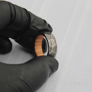 Bague artisanale vintage en acier Damas avec incrustation en bois de fût de whisky facetté, certifiée par un tiers, pour fiançailles et mariage - Product Image 4