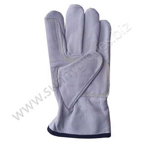 Découvrez les gants de conduite en cuir de style vintage classique pour hommes et femmes, avec ventilation perforée et poignet élastique. - Product Image 4