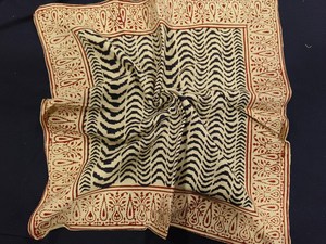 Pañuelo Cuadrado Étnico de Algodón Hecho a Mano con Estampado de Flores Dibujadas a Mano, Suave al Tacto, Regalo de Verano para el Día de San Valentín - Rajasthan Naaz - Product Image 3